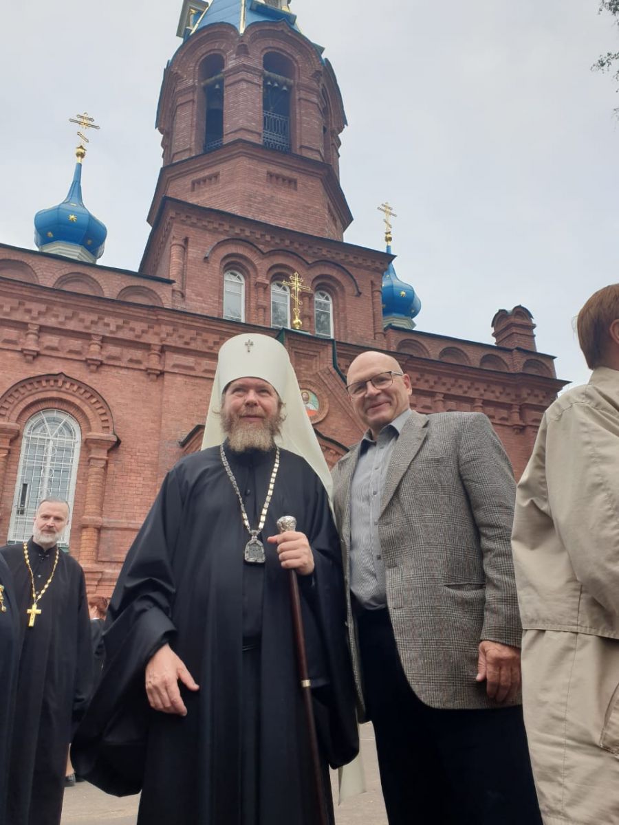 Митрополит Псковский и Порховский Тихон и председатель Псковского отделения ИППО В.Н. Туманов у храма святому благоверному князю Александру Невскому.