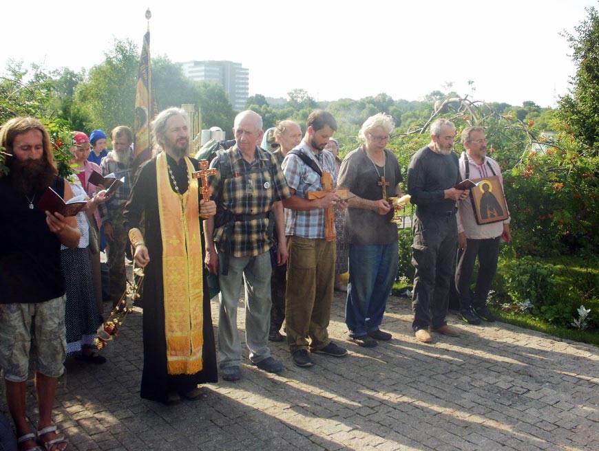 Молебен с акафистом царственным страстотерпцам перед началом крестного хода