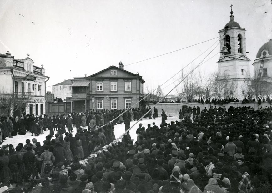 Подъём колокола на Никольскую церковь