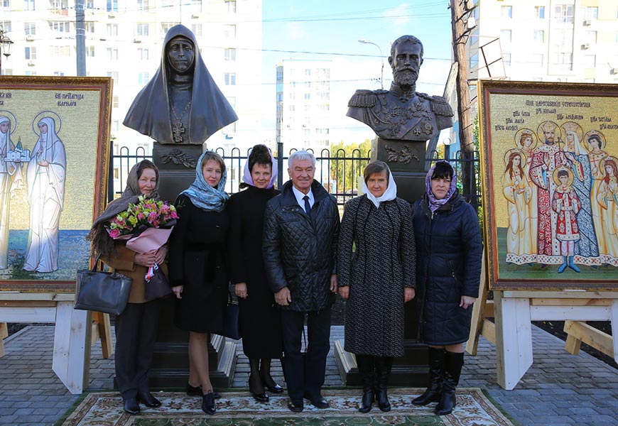 Председатель Нижегородского отделения ИППО О.А.Колобов с членами ИППО