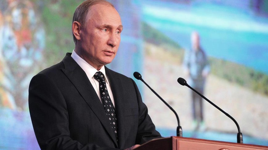 Президент РФ Путин В.В. на фоне фильма Хафизова Д.И. на вручении Премии РГО