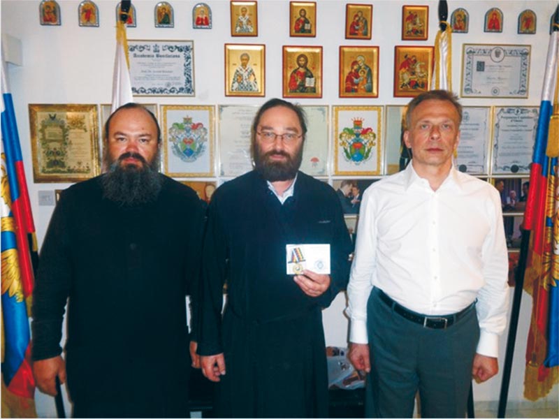 Архимандрит Серафим (Гавриков), иеромонах Давид (Алексеев) и председатель Кипрского отделения ИППО Леонид Буланов