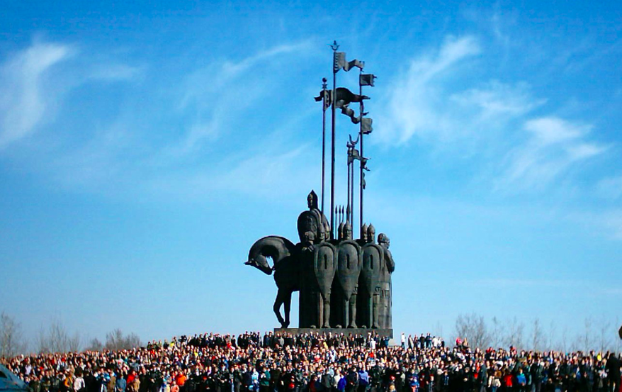 Торжественное открытие монумента в память о Ледовом побоище на горе Соколиха в Пскове 24 июня 1993 года. (Фото из личного архива В.Н. Туманова)