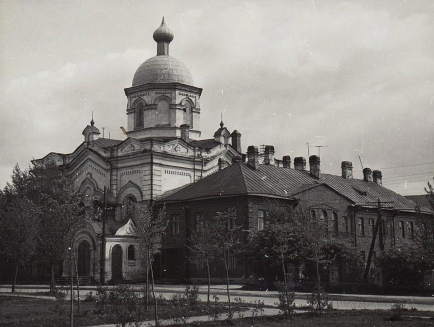 Собор Святого Духа и настоятельский корпус бывшего Свято-духова монастыря. Снимок 1970-х гг. ГАНО