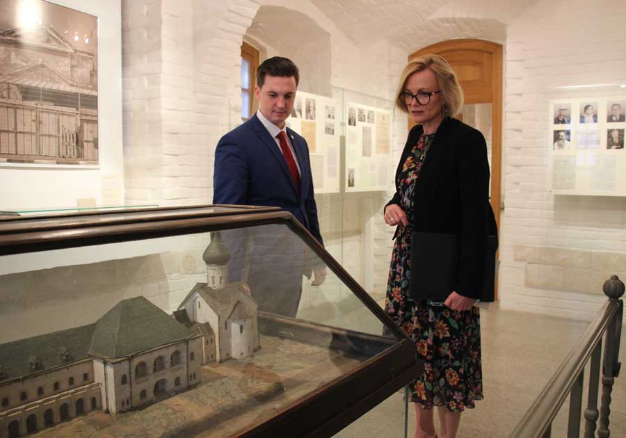 В завершении Управляющий делами ИППО Даниил Бурдыга провел экскурсию для высокопоставленного гостя по Музею истории Императорского Православного Палестинского Общества