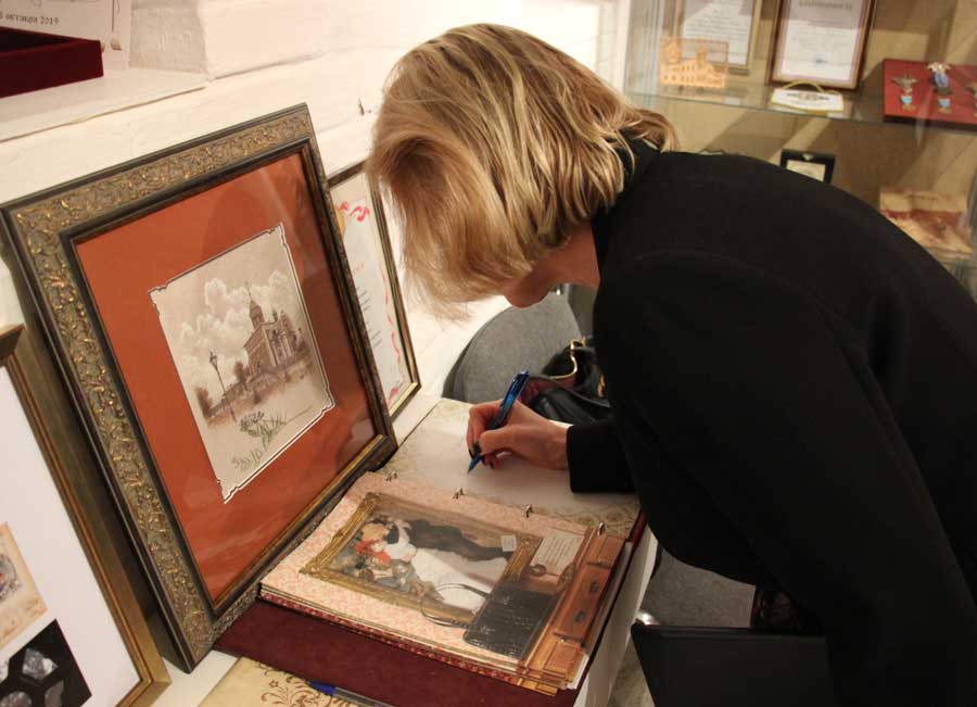 Посол Великобритании Дебора Броннерт оставила памятную запись в книге музея.
