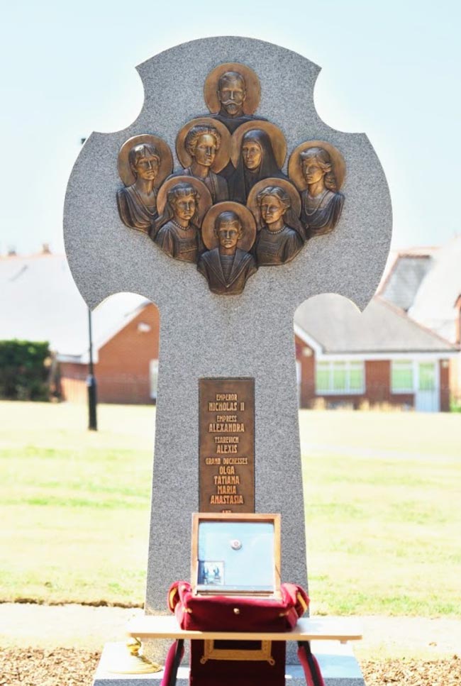 Памятный крест Царственным страстотерпцам и преподобномученице Елизавете на британском острове Уайт