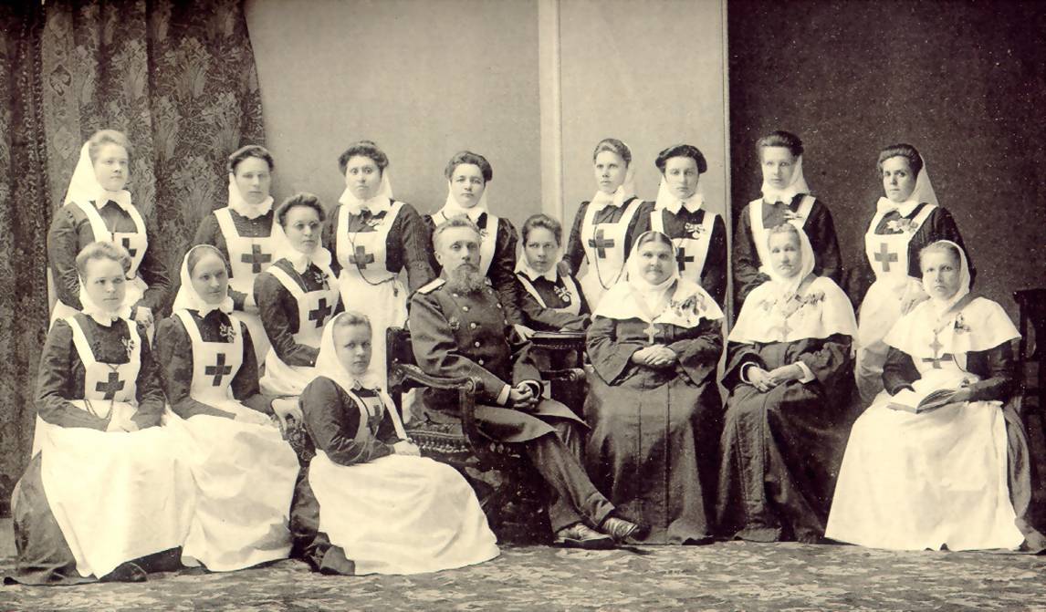 Главный врач Московского военного госпиталя Н.И. Якимов и сестры милосердия 1907 год