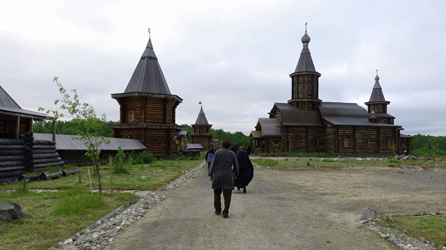Насельники Трифонова Печенгского монастыря идут на вечернюю молитву. © РИА Новости / Антон Скрипунов