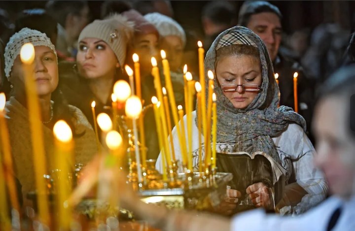 Рождественская служба собирает тысячи верующих. Фото: Коммерсантъ, Иван Водопьянов