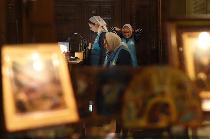 Благодаря сотрудницам подворья в храме всегда идеальный порядок. Фото: Коммерсантъ, Дмитрий Духанин