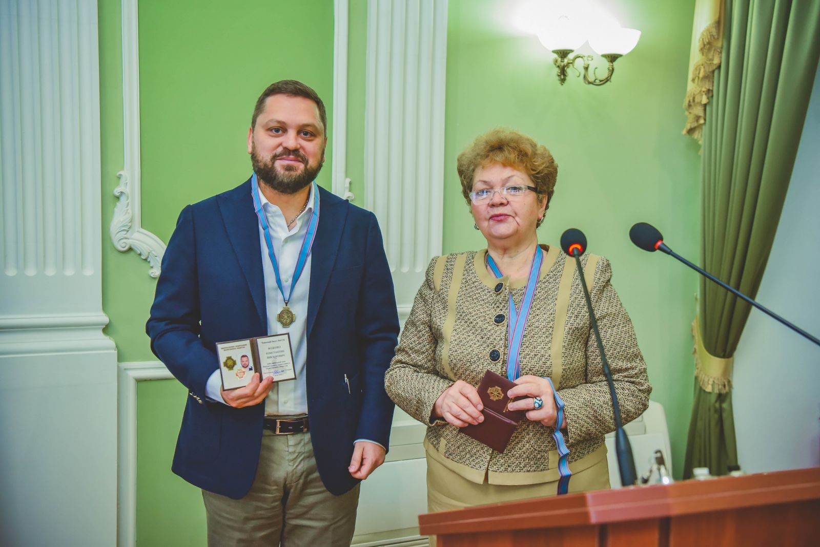 Әдемі үйдегі топтық секс