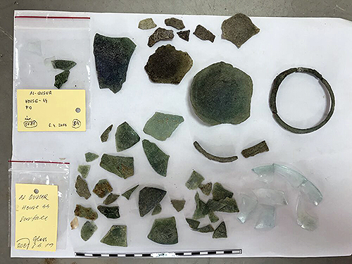 Уникальные фрагменты стекла, найденные при раскопках. Фото: The Slovak Spectator / M. Ruttkay