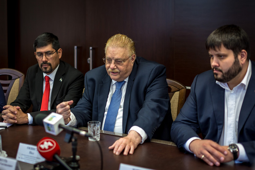 Мэрия г. Новосибирска. Встреча с мэром г. Новосибирска, Локтем Анатолием Евгеньевичем. Слева направо: Хуан Эрнесто Васкес Арайя, Пол Оквист, Зорин П.С.