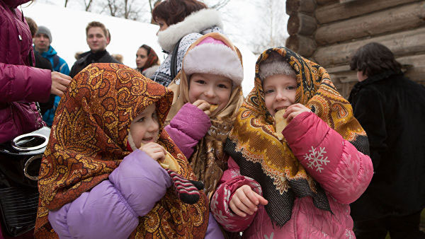 © РИА Новости, Олег Золото. Дети едят блины во время праздничных гуляний на Масленицу