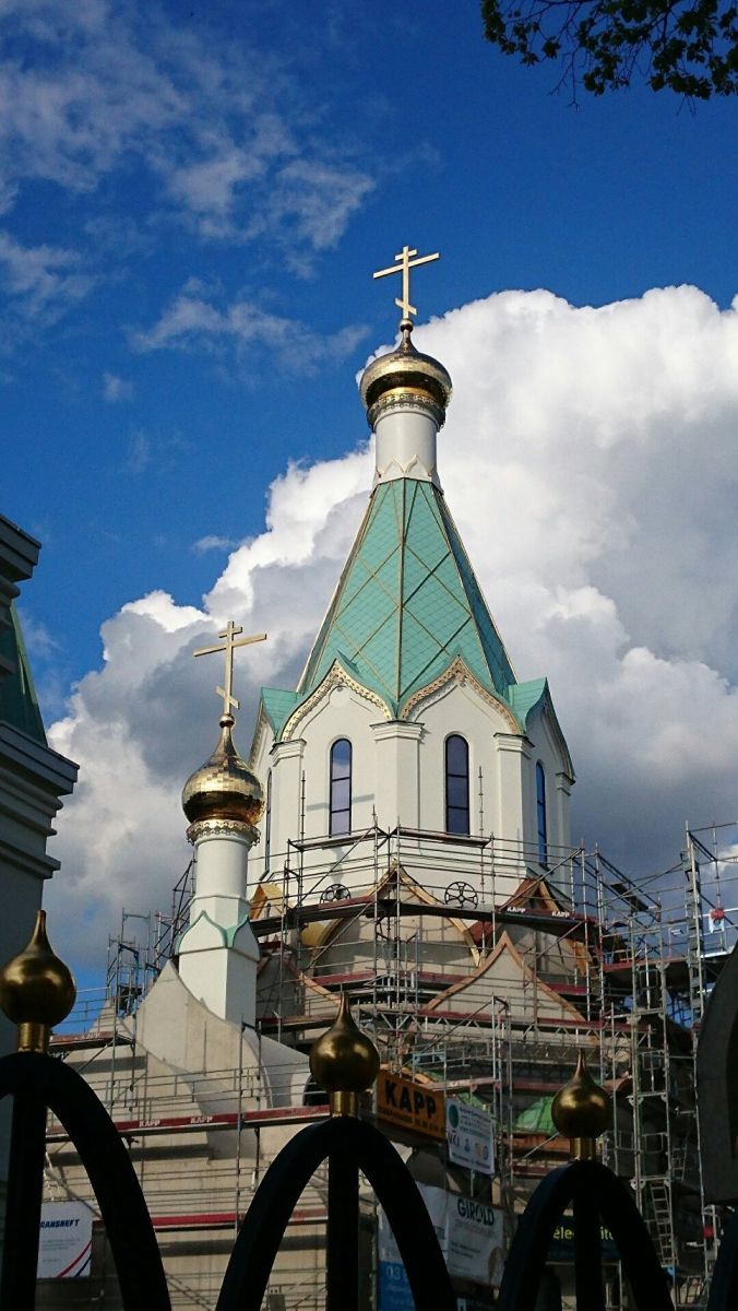 Вид русского храма в Страсбурге, увенчанного трехметровым золоченым крестом 