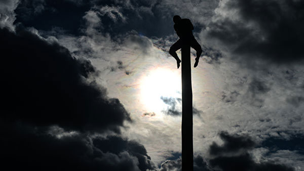 © РИА Новости, Владимир Астапкович. Мужчина лезет на столб во время масленичных гуляний в парке Горького в Москве