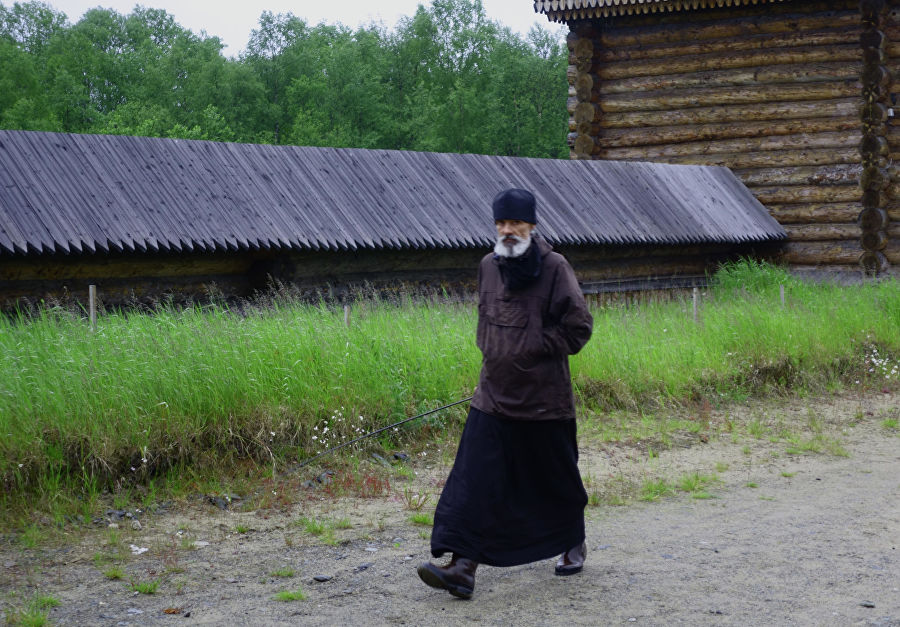 Иеромонах Паисий во дворе монастыря. © РИА Новости / Антон Скрипунов