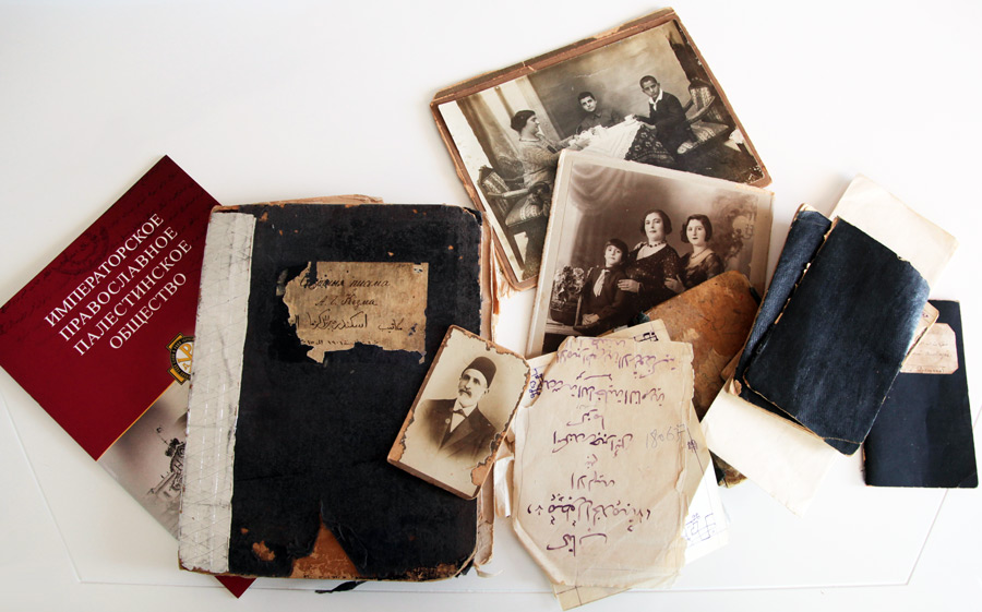 Буклет ИППО, привезённый специально из Москвы, чёрный фолиант – это секретные дневники А. Г. Кезмы и другие документы из личного архива