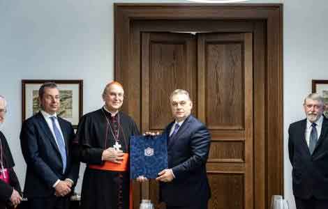 Виктор Орбан вручает кардиналу Дзенари свидетельство о передаче венгерским правительством денег для сирийских больниц