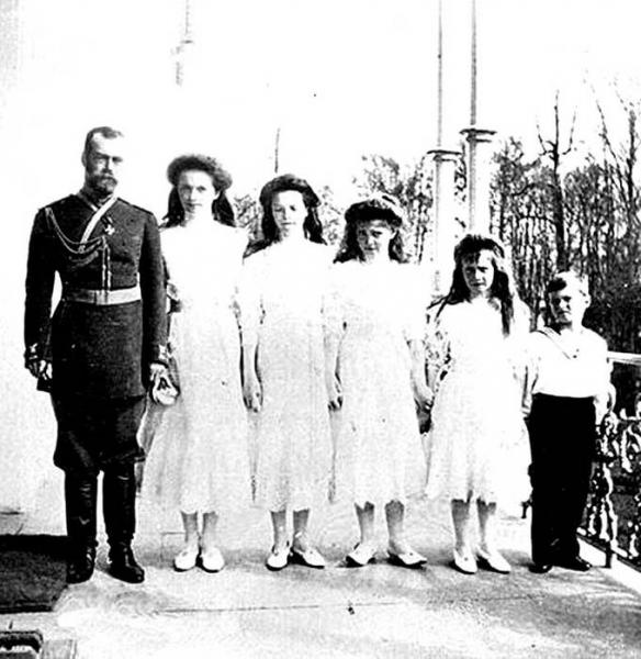 Carstvennoe_semeystvo_B_W_2.jpg Carstvennoe_semeystvo_B_W_2.jpg